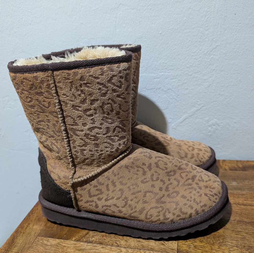 UGG Women's Classic Short Sheepskim Sherpa Lined Boots Cheetah Print SZ 8